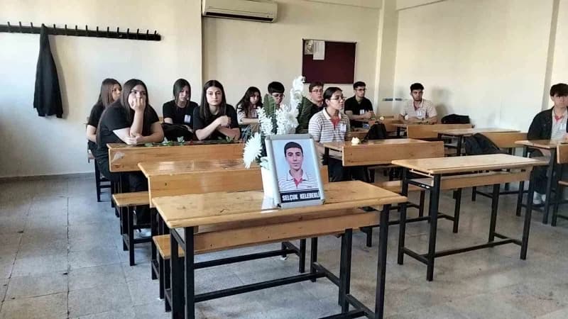 Kelebekli’nin sınıf arkadaşları, boş kalan sırasına çiçek bırakarak gözyaşlarına hakim olamadı.