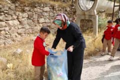 Selçuklu Belediyesi tarafından Sille Mahallesi’nde düzenlenen çevre temizliği etkinliğinden görüntü