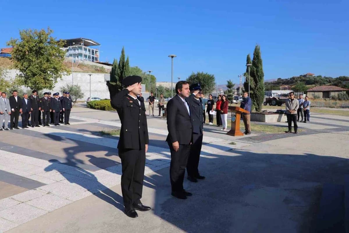Selendi’de 19 Eylül Gaziler Günü töreninde Atatürk Anıtı’na çelenk sunulması