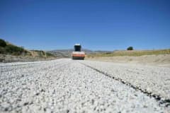 Manisa Selendi Halılar Mahallesi yolunda 26 yıl sonra başlayan asfalt çalışması ekipleri ve araçları
