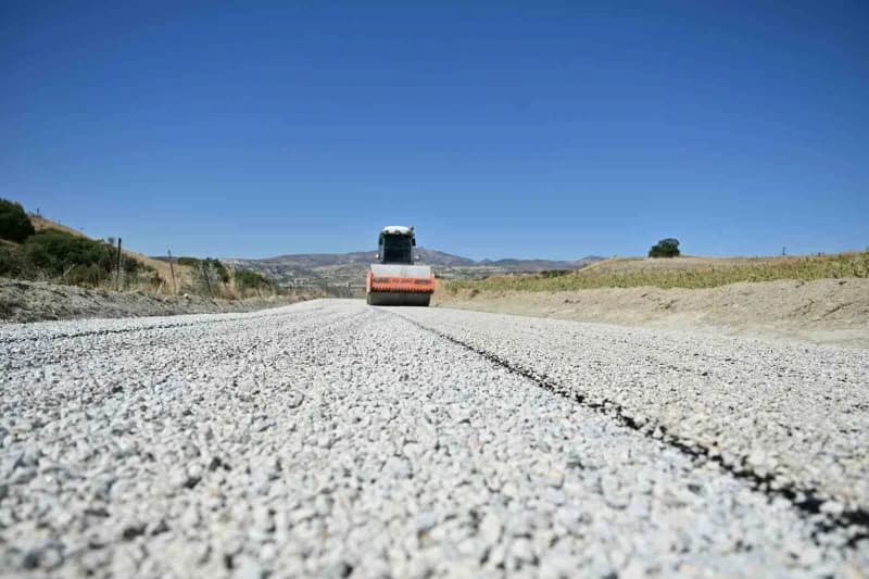 Manisa Selendi Halılar Mahallesi yolunda 26 yıl sonra başlayan asfalt çalışması ekipleri ve araçları