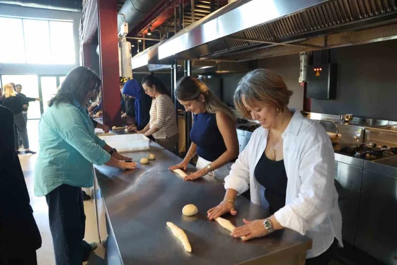 Nilüfer Belediyesi’nin ‘2026 Yılın Yazarı Sennur Sezer’ etkinlikleri çerçevesinde düzenlenen gastronomi atölyesinde, ekm
