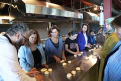Nilüfer Belediyesi Pancar Deposu’nda düzenlenen gastronomi atölyesinde Paskalya çöreği hazırlayan ekmek ustası Hakan Doğ