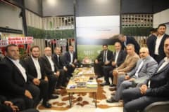 Şenol Arslan, Elazığ Tarım, Hayvancılık ve Gıda Fuarı standında ziyaretçilerle görüşüyor