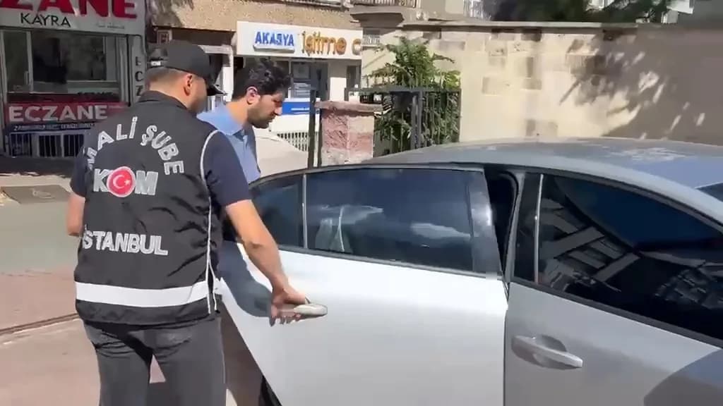 Pusula Holding Yönetim Kurulu Başkanı Serdar Turhan’ın güvenlik güçleri tarafından gözaltına alındığı anlar