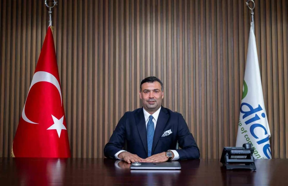 Serdar Yıldızgörer Mersin Ticaret ve Sanayi Odası Başkanlığı adaylığını açıklarken konuşuyor