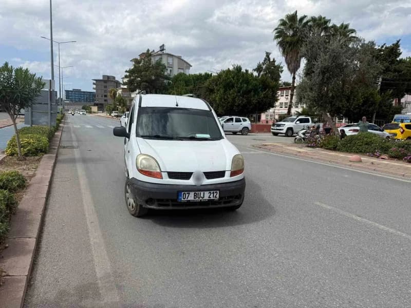 Antalya’nın Serik ilçesinde ticari taksi ile hafif ticari aracın çarpışması sonucu meydana gelen kazada şans eseri yaral