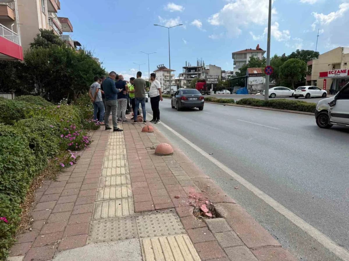 Antalya’nın Serik ilçesinde ticari taksi ile hafif ticari aracın çarpışması sonucu meydana gelen kazada şans eseri yaral