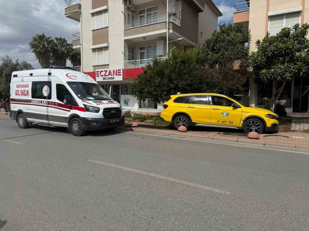 Serik Orta Mahalle Çopuroğlu Caddesi kavşağında ticari taksi ile hafif ticari aracın çarpıştığı kaza sonrası araçlar ve