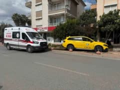 Serik Orta Mahalle Çopuroğlu Caddesi kavşağında ticari taksi ile hafif ticari aracın çarpıştığı kaza sonrası araçlar ve