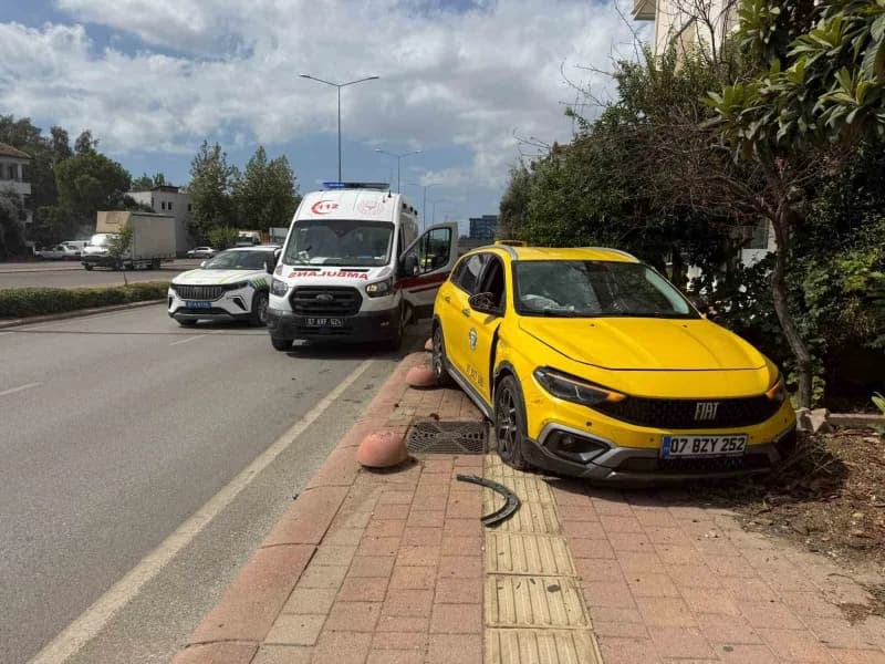 Antalya’nın Serik ilçesinde ticari taksi ile hafif ticari aracın çarpışması sonucu meydana gelen kazada şans eseri yaral