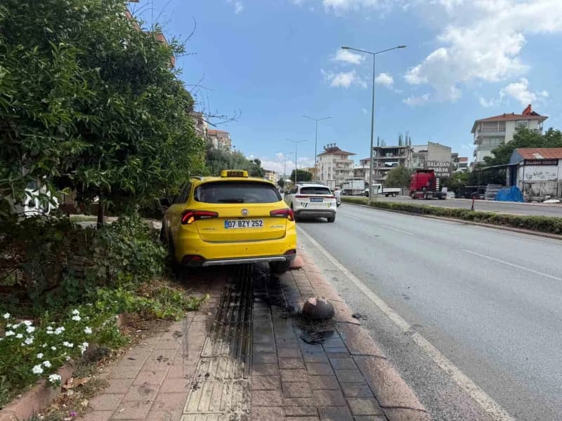 Antalya’nın Serik ilçesinde ticari taksi ile hafif ticari aracın çarpışması sonucu meydana gelen kazada şans eseri yaral