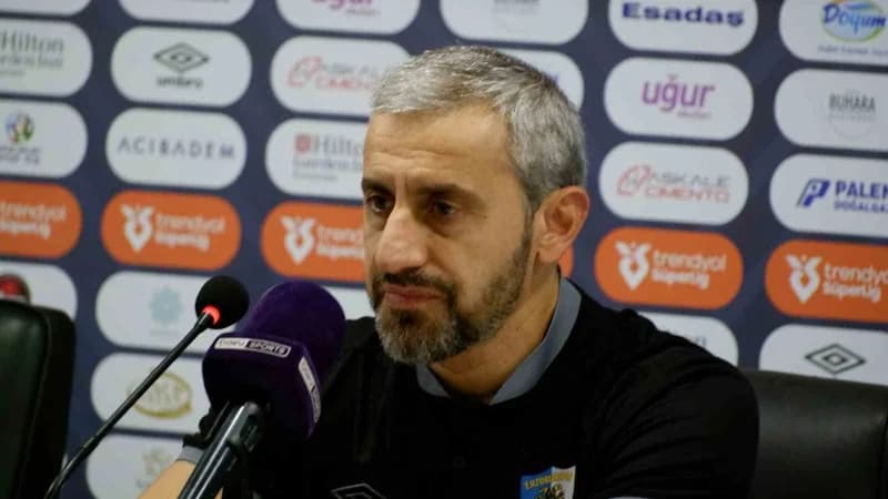 Erzurumspor FK Teknik Direktörü Serkan Özbalta basın toplantısında açıklama yapıyor