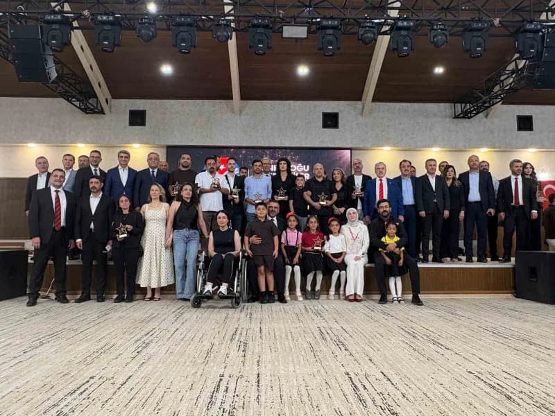 Seyrantepe İlkokulu minik gazetecileri ödül töreninde ödüllerini alırken