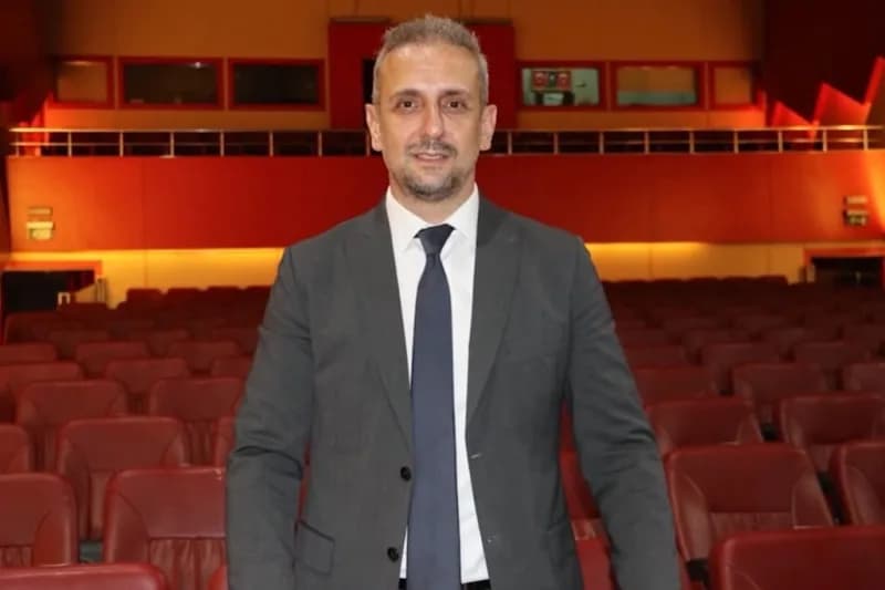 Sezai Yılmaz, Ankara Devlet Tiyatrosu Müdürlüğü görevine atanırken poz veriyor