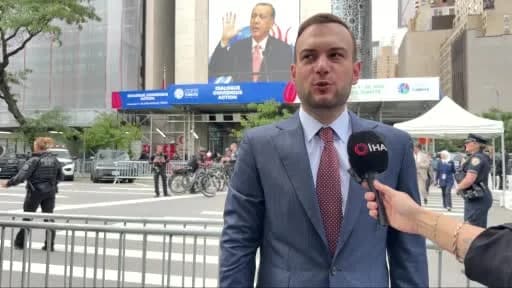 Sıfır Atık Vakfı Başkanı Samed Ağırbaş, New York’ta Birleşmiş Milletler 81. Genel Kurulu kapsamında açıklama yaparken
