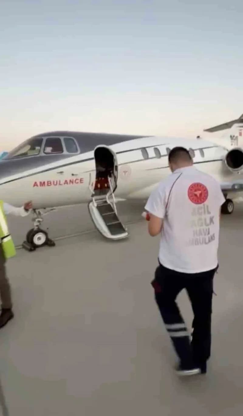 Siirt Eğitim ve Araştırma Hastanesi'ne, emmede azalma ve sarılık şikayetiyle getirilen 8 günlük bebeğe konulan kritik do
