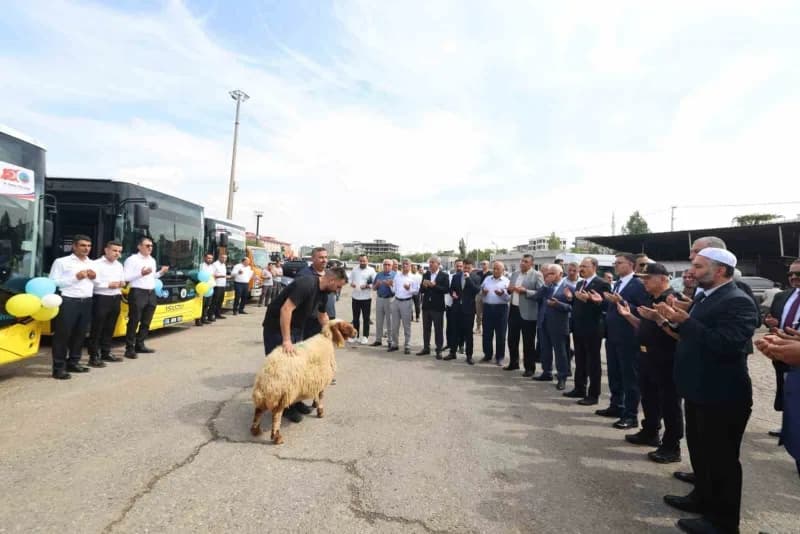 Siirt Belediyesinin öz kaynaklarıyla temin edilen 15 yeni halk otobüsü ve 6 iş makinesi, düzenlenen törenle hizmete alın