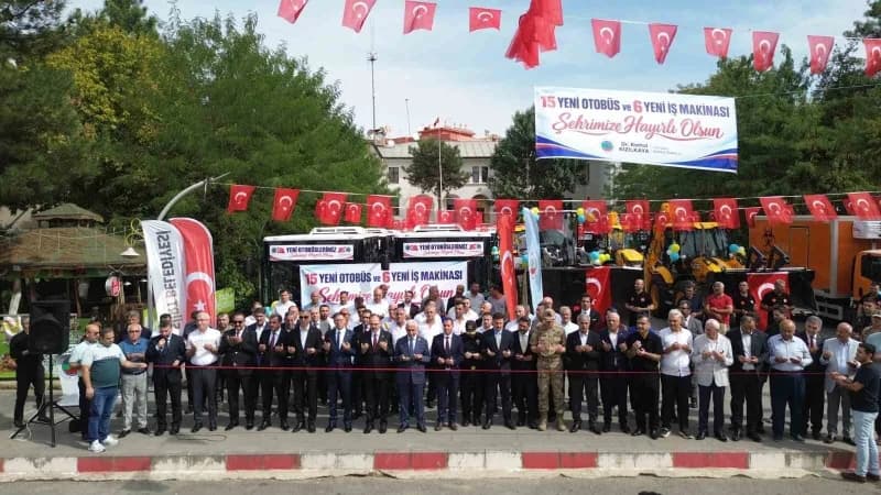 Siirt Belediyesinin öz kaynaklarıyla temin edilen 15 yeni halk otobüsü ve 6 iş makinesi, düzenlenen törenle hizmete alın