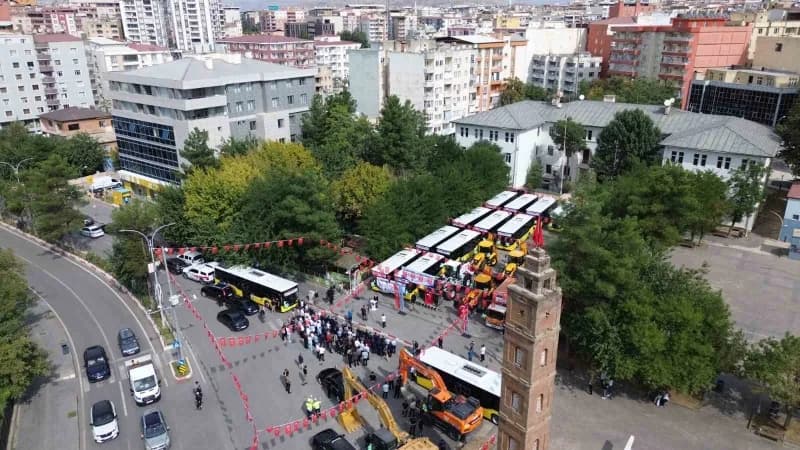 Siirt Belediyesinin 15 Temmuz Demokrasi Meydanında düzenlenen törenle hizmete alınan yeni halk otobüsleri ve iş makinele