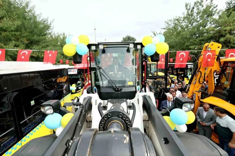 Siirt Valisi ve Belediye Başkan Vekili Dr. Kemal Kızılkaya araçları test etti