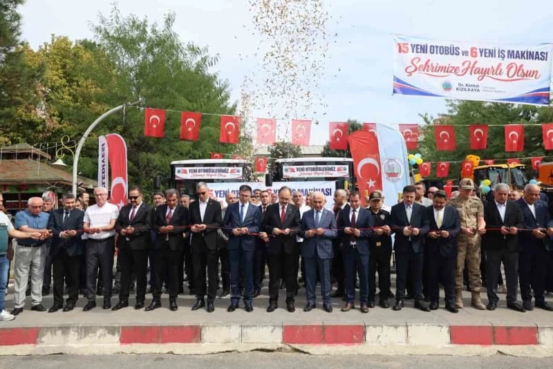 Siirt Belediyesinin öz kaynaklarıyla temin edilen 15 yeni halk otobüsü ve 6 iş makinesi, düzenlenen törenle hizmete alın