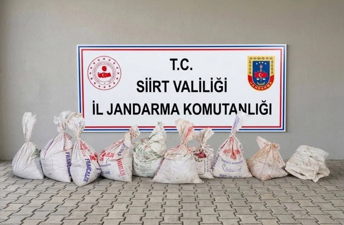 Siirt Kayaboğaz köyünde çalınan fıstıkların bulunduğu çuvallar ve jandarma ekipleri