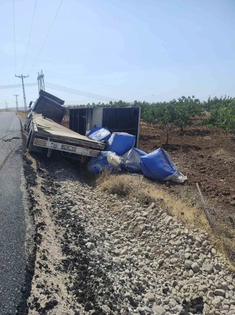 Kurtalan’da jeneratör taşıyan tır yan yattı, jeneratör alev aldı