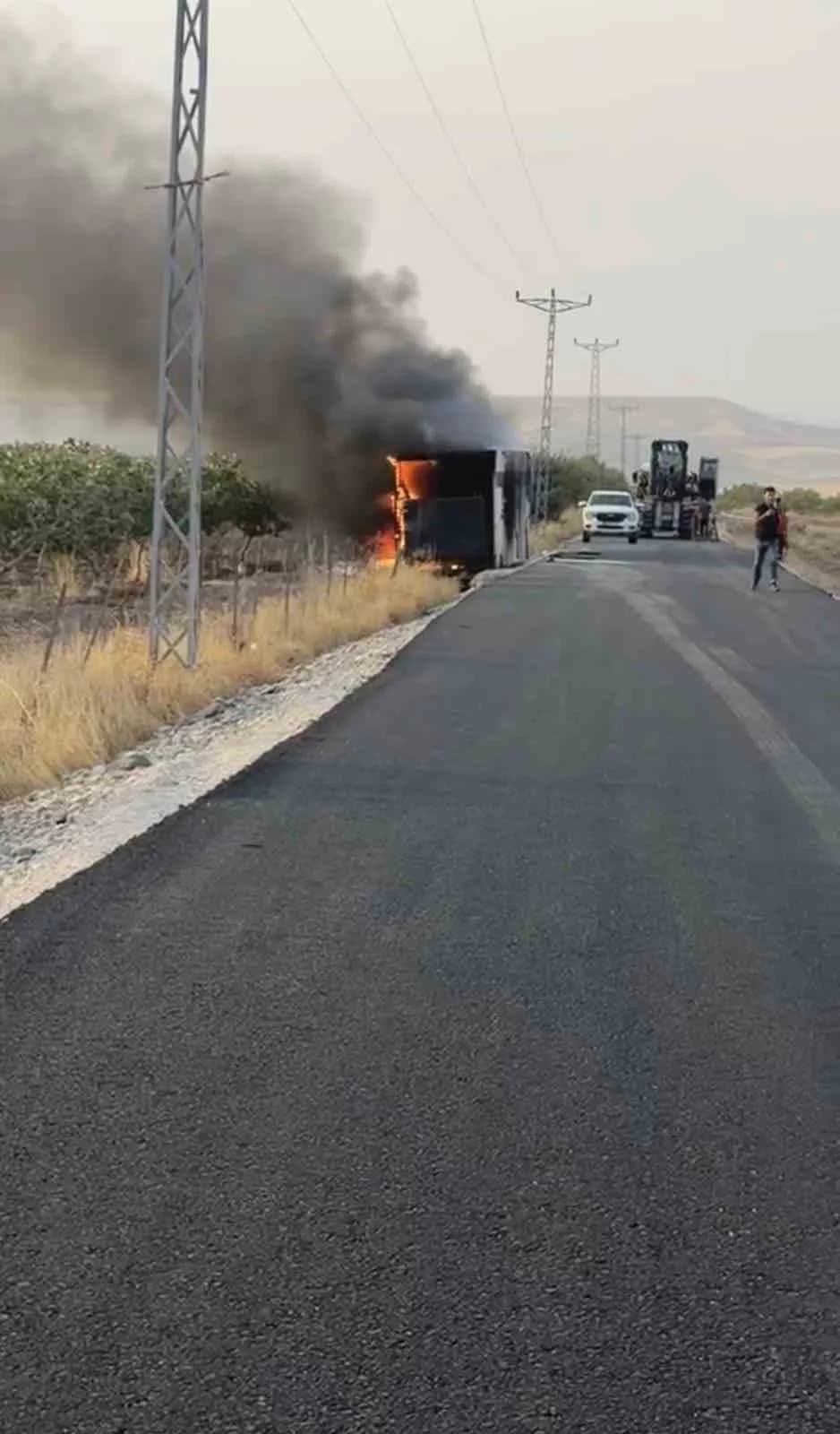 Kurtalan’da jeneratör taşıyan tır yan yattı, jeneratör alev aldı