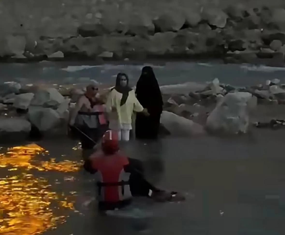 Siirt’te baraj kapaklarının açılmasıyla su seviyesi yükselen Kezer Çayında adacıkta mahsur kalan 2 üniversite öğrencisi,