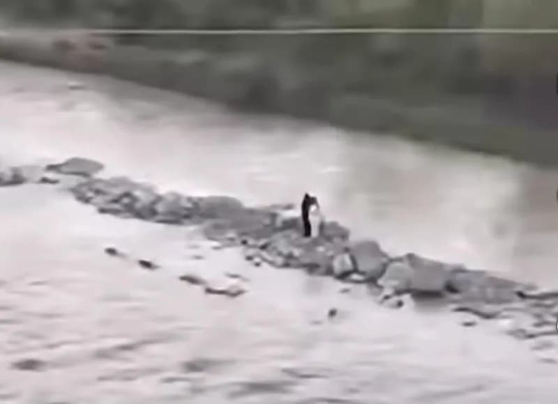 Siirt’te baraj kapaklarının açılmasıyla su seviyesi yükselen Kezer Çayında adacıkta mahsur kalan 2 üniversite öğrencisi,