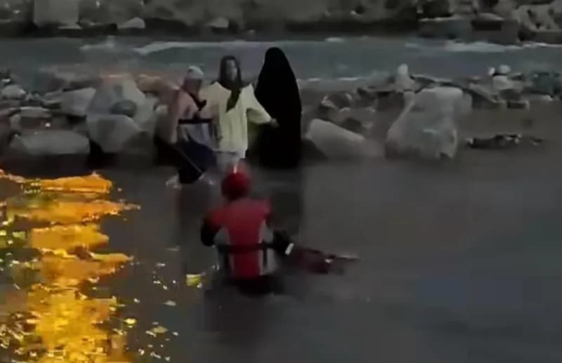 Siirt’te baraj kapaklarının açılmasıyla su seviyesi yükselen Kezer Çayında adacıkta mahsur kalan 2 üniversite öğrencisi,