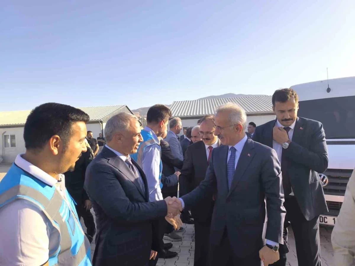 Siirt-Kurtalan demir yolu hattında inşaat çalışmaları ve iş makineleri sahada faaliyet gösteriyor