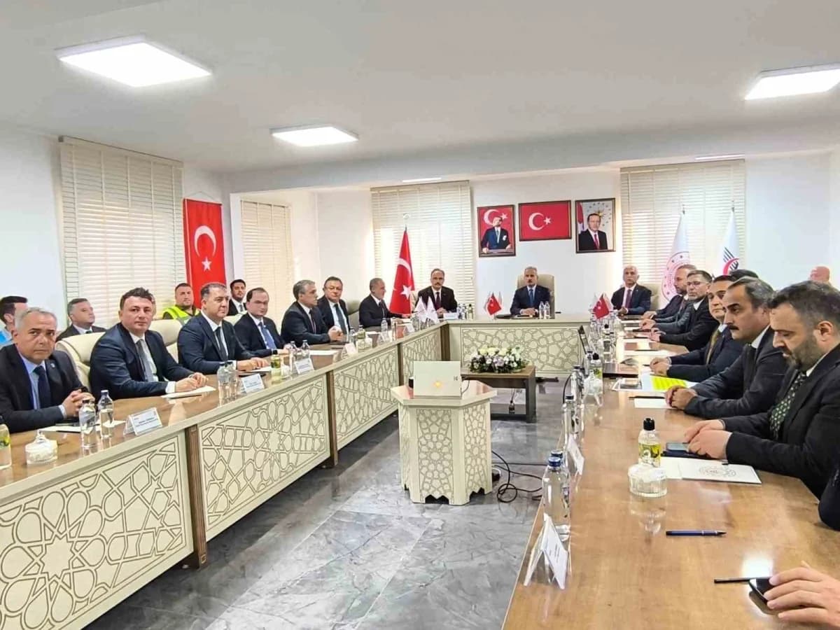 Ulaştırma ve Altyapı Bakanı Abdulkadir Uraloğlu, Siirt-Kurtalan Demir Yolu hattında fiziki gerçekleşmenin yüzde 30'un üz
