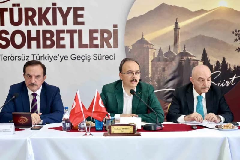 Siirt’te düzenlenen Türkiye Sohbetleri panelinde katılımcılar toplumsal huzur ve kardeşlik üzerine görüş alışverişinde b