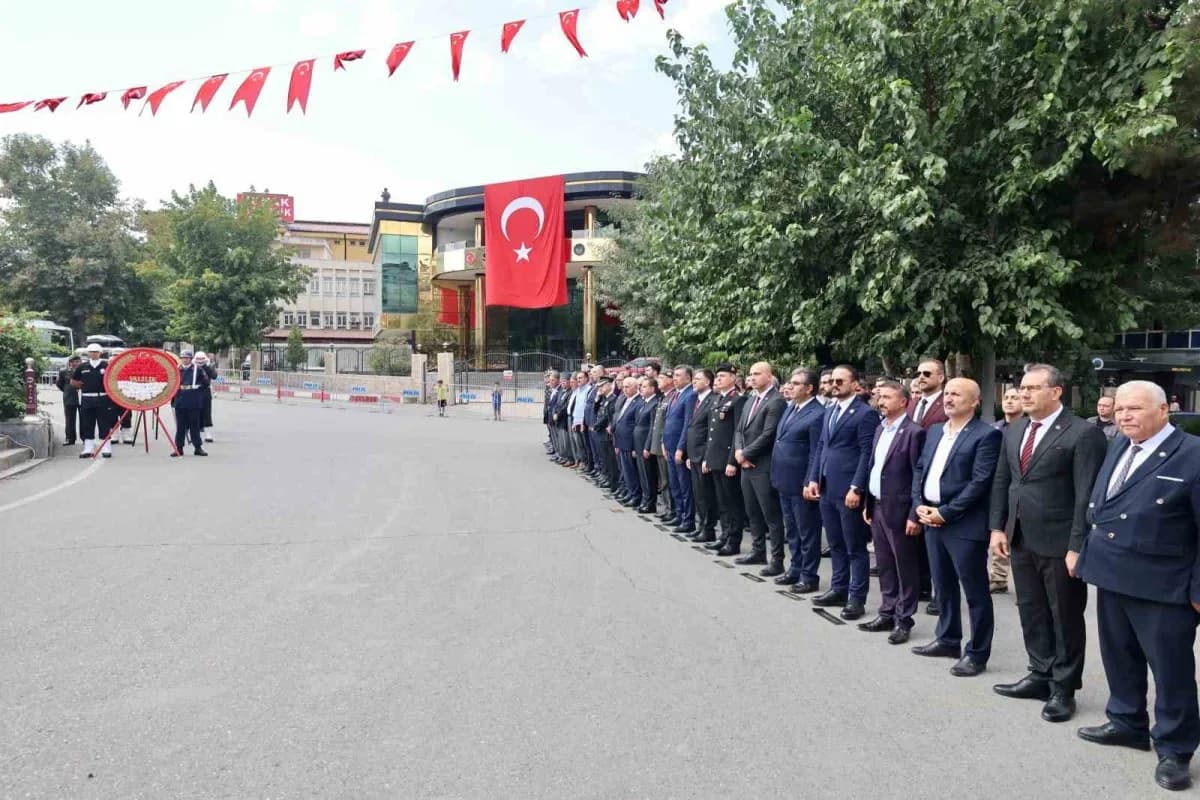 Siirt’te 19 Eylül Gaziler Günü töreninde Atatürk Anıtı’na çelenk sunulması