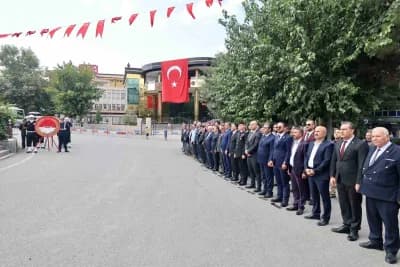 Siirt’te 19 Eylül Gaziler Günü töreninde Atatürk Anıtı’na çelenk sunulması