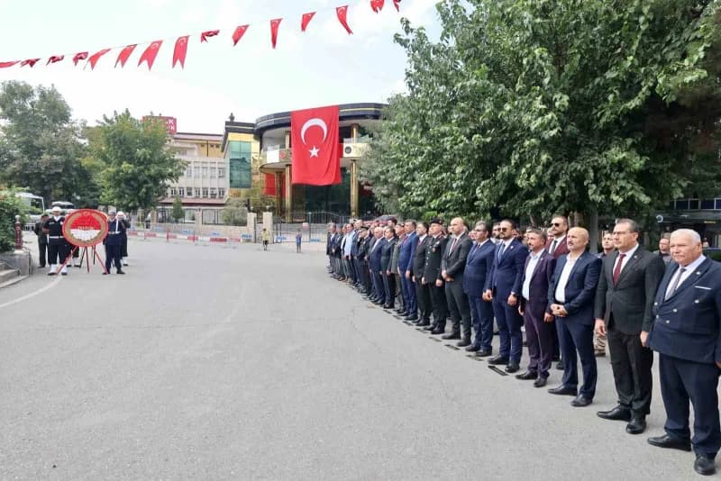 Siirt’te 19 Eylül Gaziler Günü töreninde Atatürk Anıtı’na çelenk sunulması