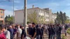 Manisa Turgutlu'da mesleki teknik lisenin önünde silah paniği sonrası güvenlik önlemleri ve velilerin bekleyişi