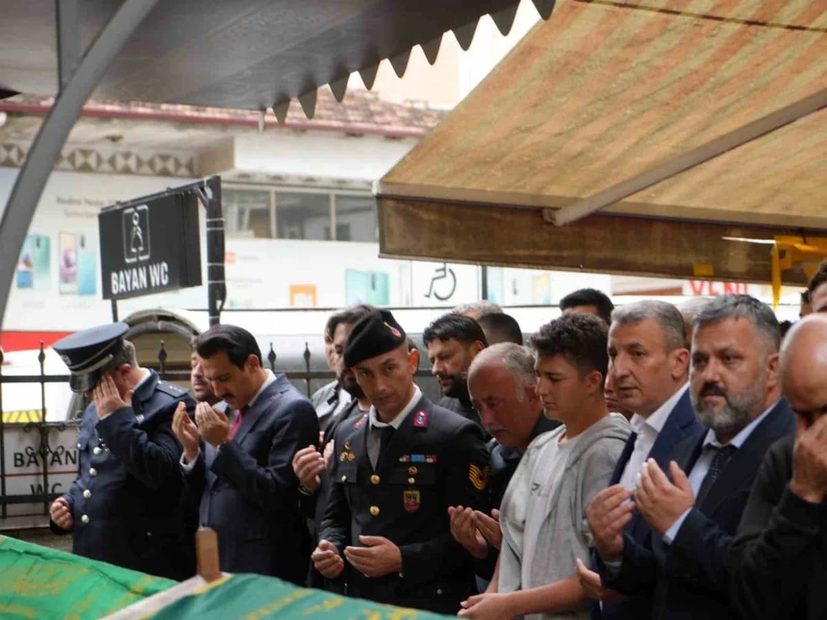 Cenaze namazına Araç Kaymakamı Ali Emre Tekin, Hamdi Mor'un kuzeni olan Araç Belediye Başkanı Süleyman Yazkan, AK Parti