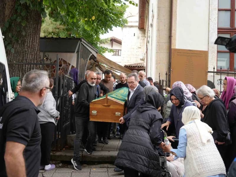 Cenaze namazı sırasında Mor'un yakınları, güçlükle ayakta durdu.