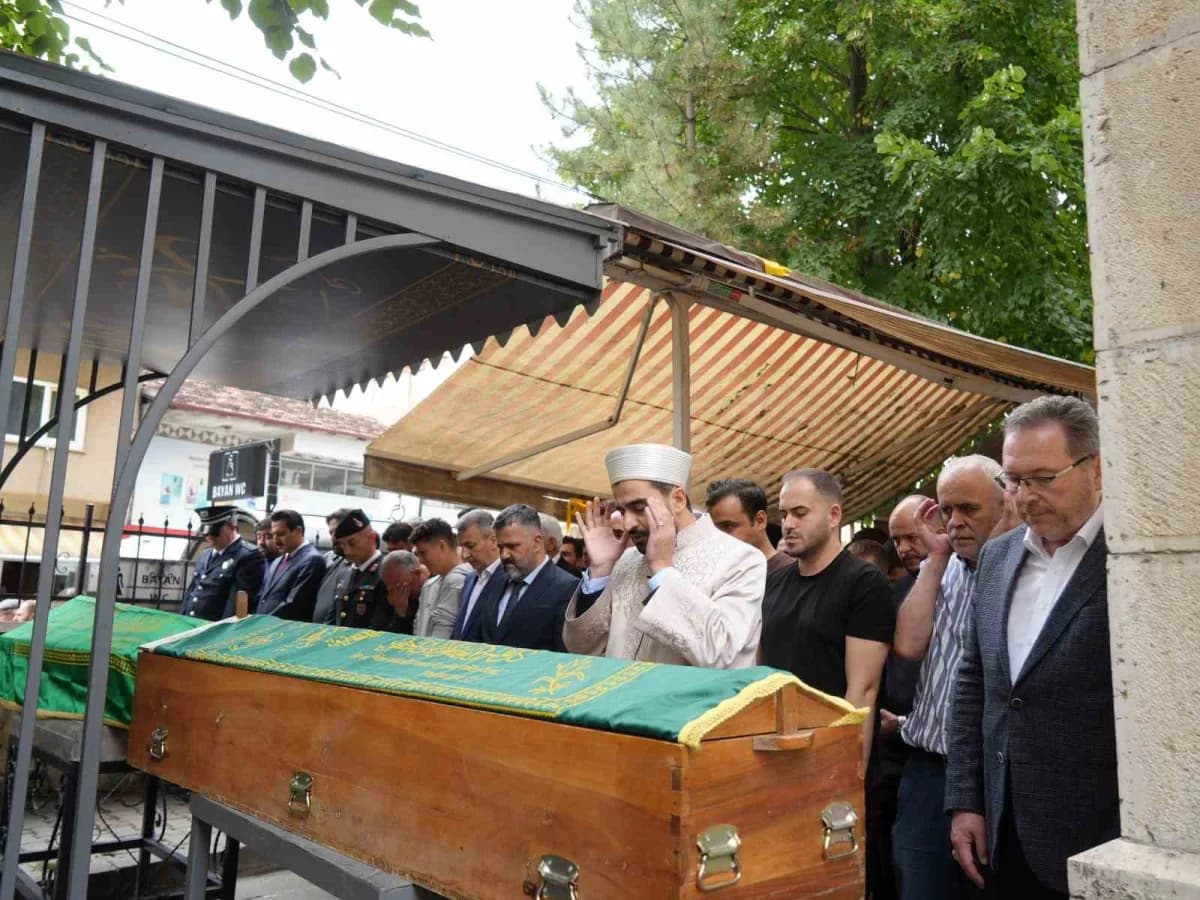 Kastamonu Araç ilçesinde silahlı saldırıda hayatını kaybeden kuyumcu toptancısı Hamdi Mor'un cenaze töreni