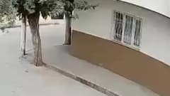Turgutlu’da mesleki ve teknik lisenin önünde silahlı saldırı anlarını gösteren güvenlik kamerası görüntüsü