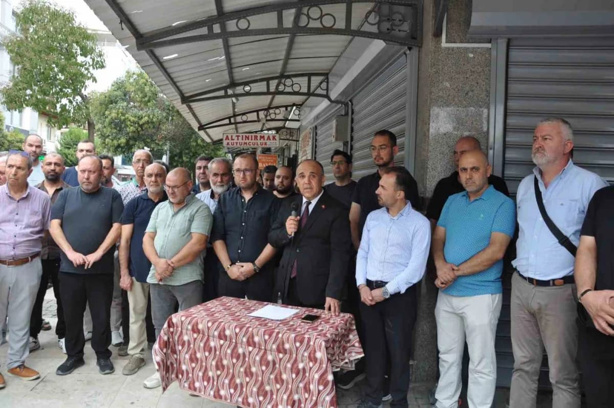 Manisa’nın Salihli ilçesinde dün kuyumcuya yönelik silahlı soygun girişiminin ardından esnaflar meslektaşlarına destek o