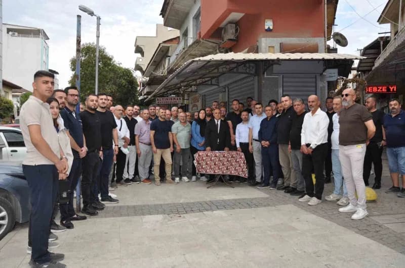 Manisa’nın Salihli ilçesinde dün kuyumcuya yönelik silahlı soygun girişiminin ardından esnaflar meslektaşlarına destek o