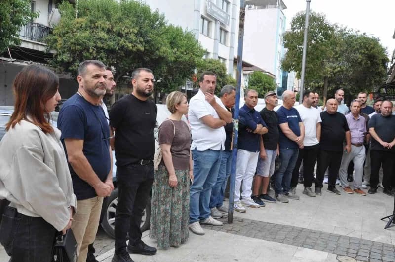 Manisa’nın Salihli ilçesinde dün kuyumcuya yönelik silahlı soygun girişiminin ardından esnaflar meslektaşlarına destek o