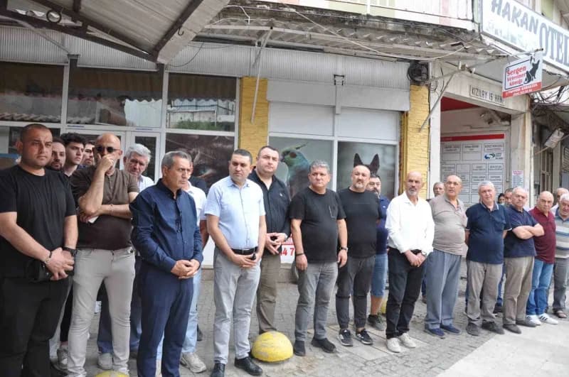 Manisa’nın Salihli ilçesinde dün kuyumcuya yönelik silahlı soygun girişiminin ardından esnaflar meslektaşlarına destek o