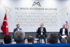 Mersin Büyükşehir Belediye Başkanı Vahap Seçer, Silifke ilçesinde muhtarlarla toplantıda konuşuyor