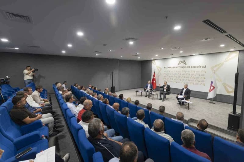 Mersin Büyükşehir Belediye Başkanı Vahap Seçer, Silifke ilçesinde görev yapan 47 mahalle muhtarıyla bir araya gelerek il