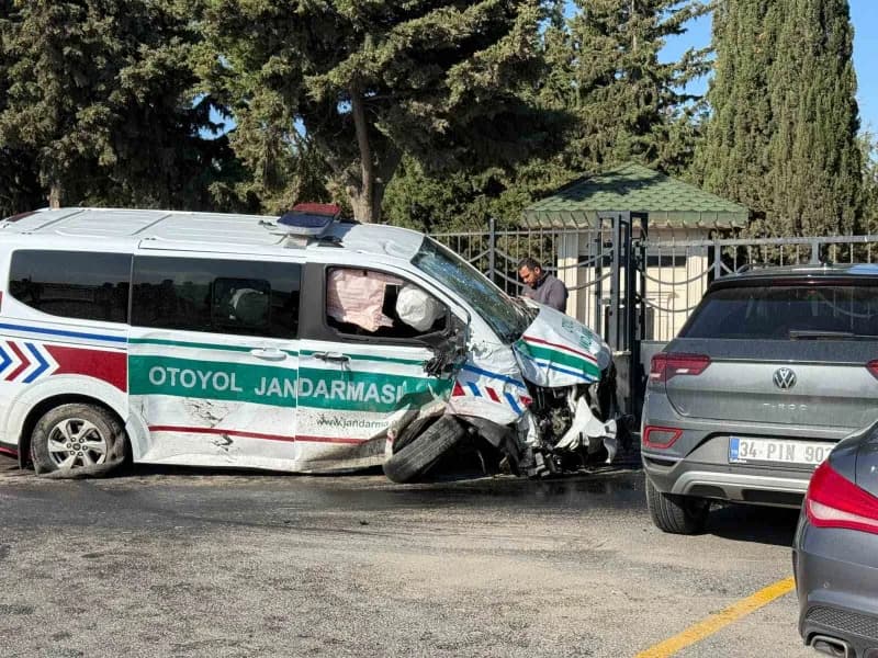 İstanbul Silivri ilçesinde, TEM Bağlantı yolu üzerinde jandarma aracı ile sivil araç çarpıştı. Kazada 3 jandarma persone